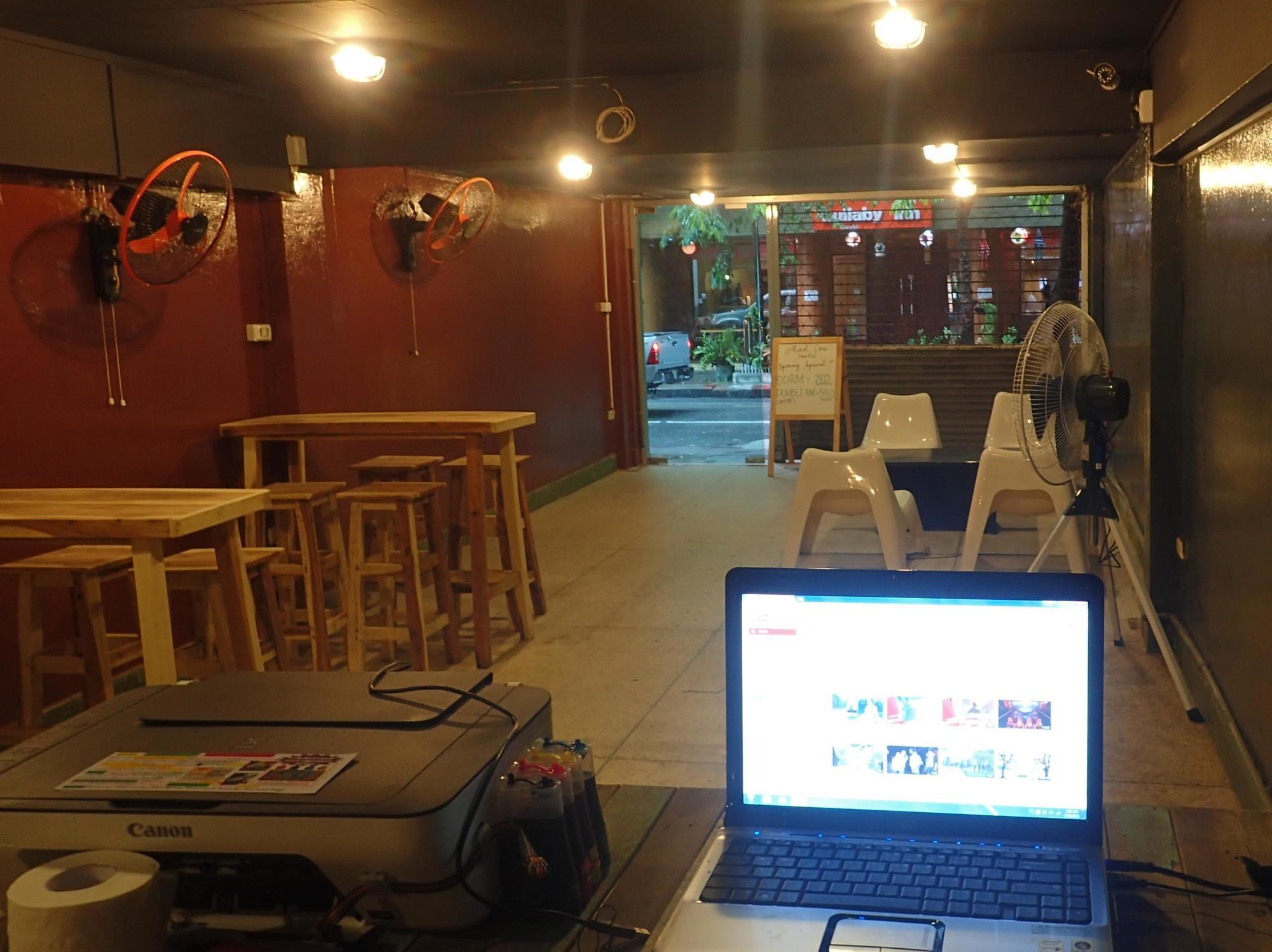 Wacky Fun Party Hostel กรุงเทพมหานคร ภายนอก รูปภาพ